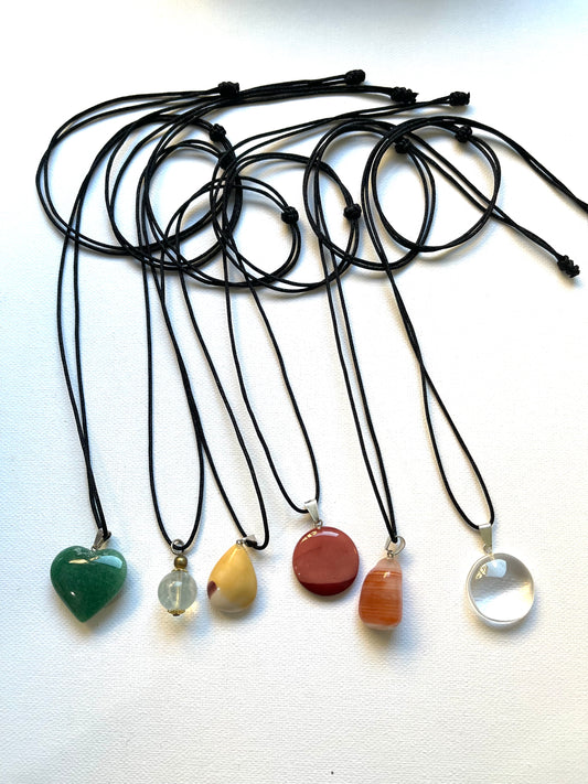 Dije piedras con collar hilo amatista#fluorita#cuarzoblanco#cuarzorosa y más