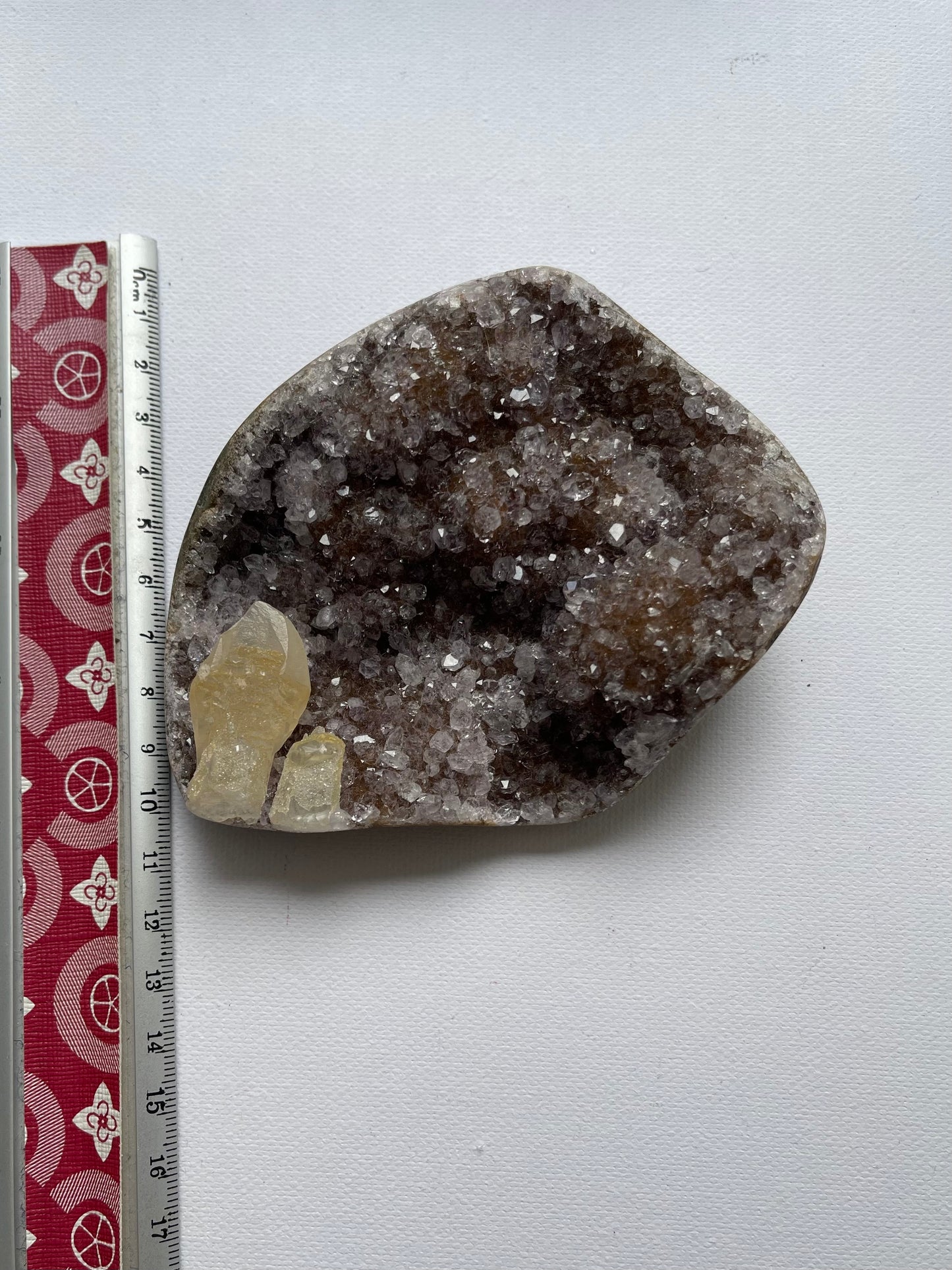 Una pieza de Amatista con dos calcitas