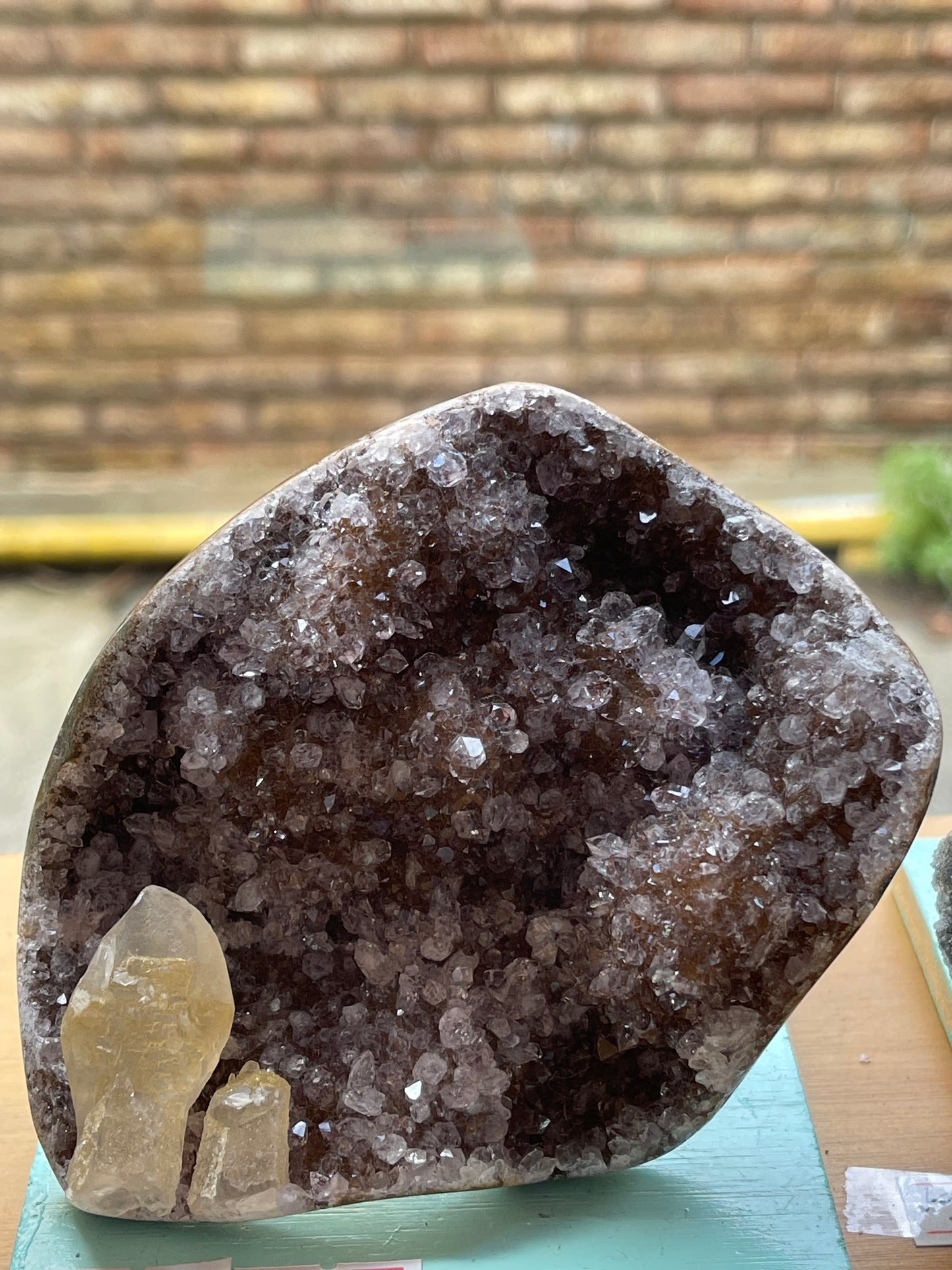 Una pieza de Amatista con dos calcitas