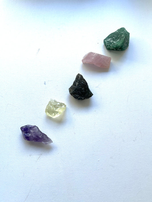 Un set de Piedras brutas cuarzo rosa/cuarzo limón/aventurina verde/Amatista/labradorita luz azul