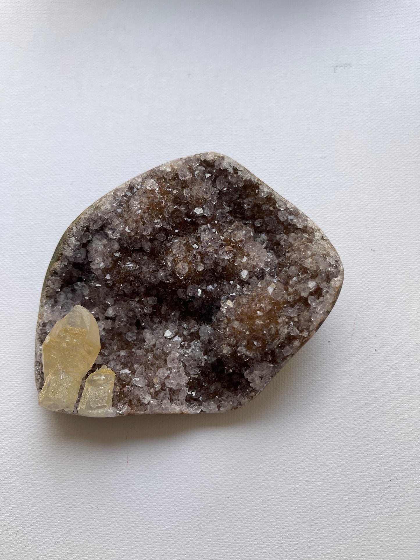 Una pieza de Amatista con dos calcitas