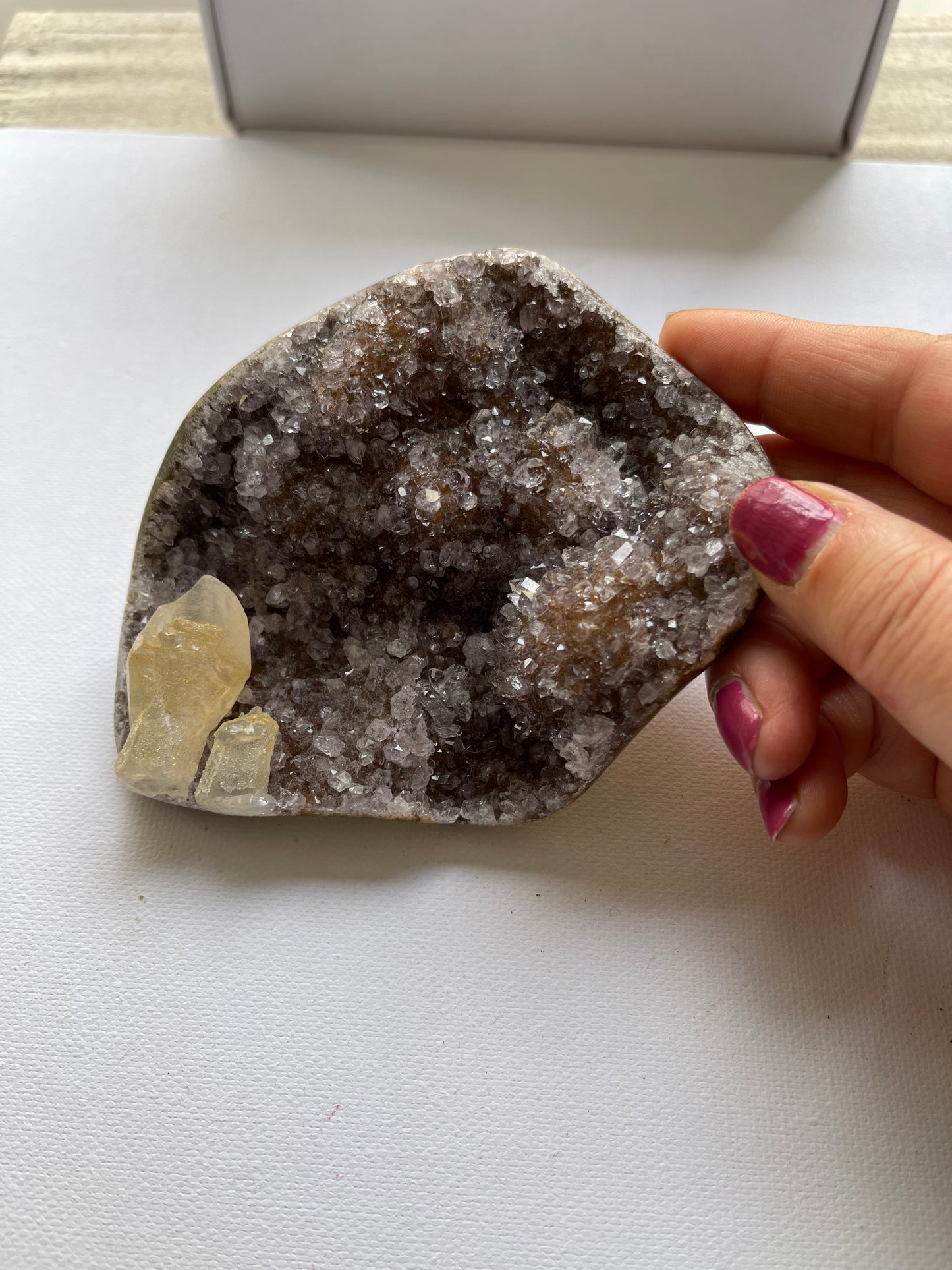 Una pieza de Amatista con dos calcitas