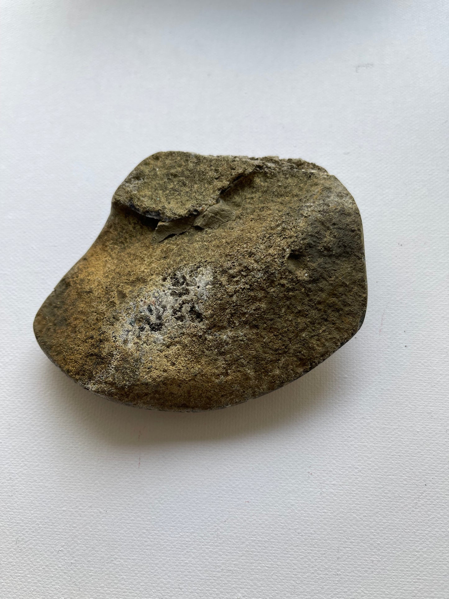 Una pieza de Amatista con dos calcitas