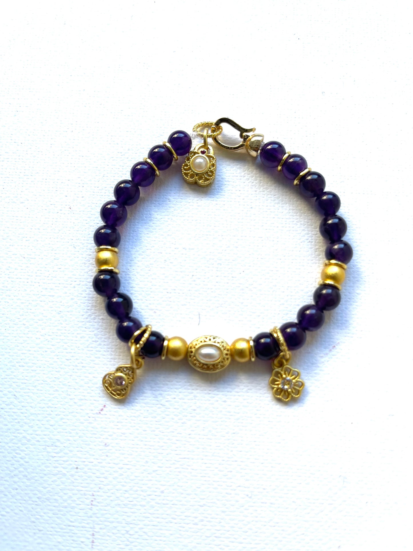 Pulsera amatista detalles dorados y adorno perla de concha