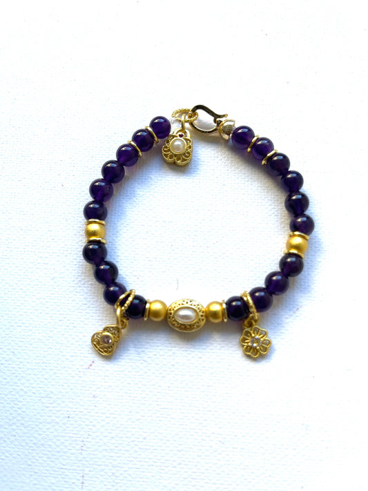 Pulsera amatista detalles dorados y adorno perla de concha