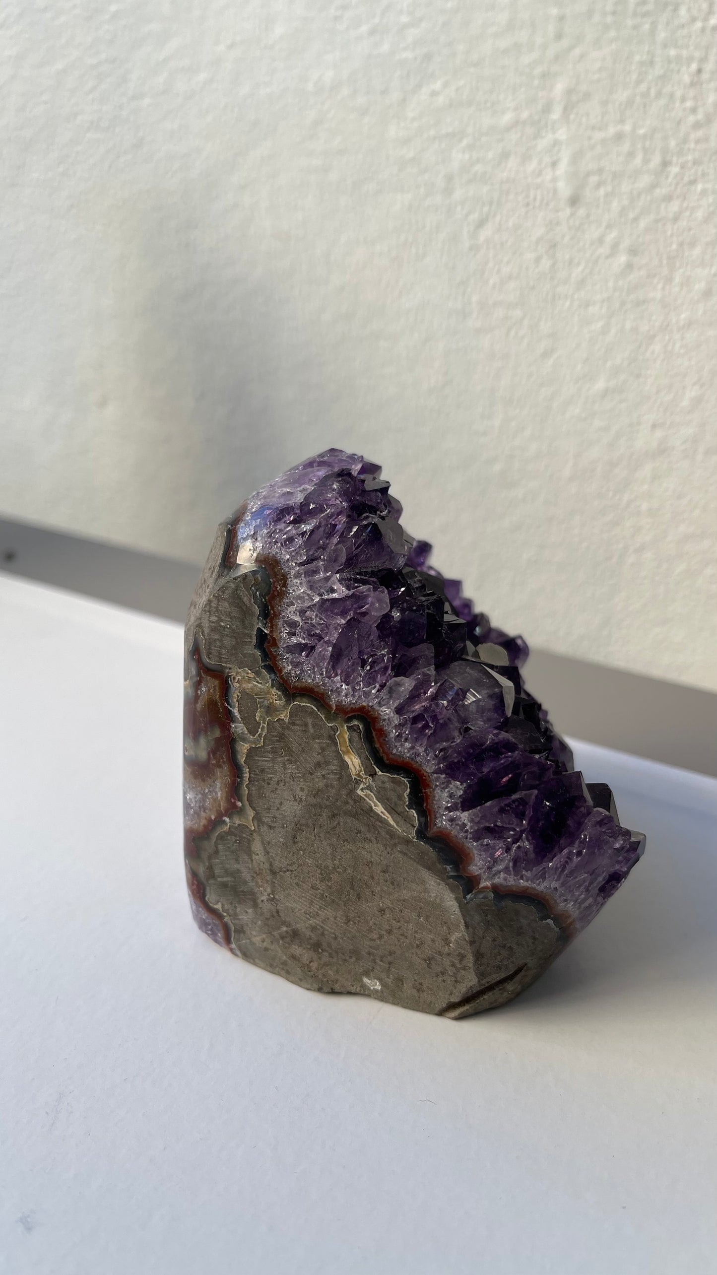 Amatista extra con una calcita blanca