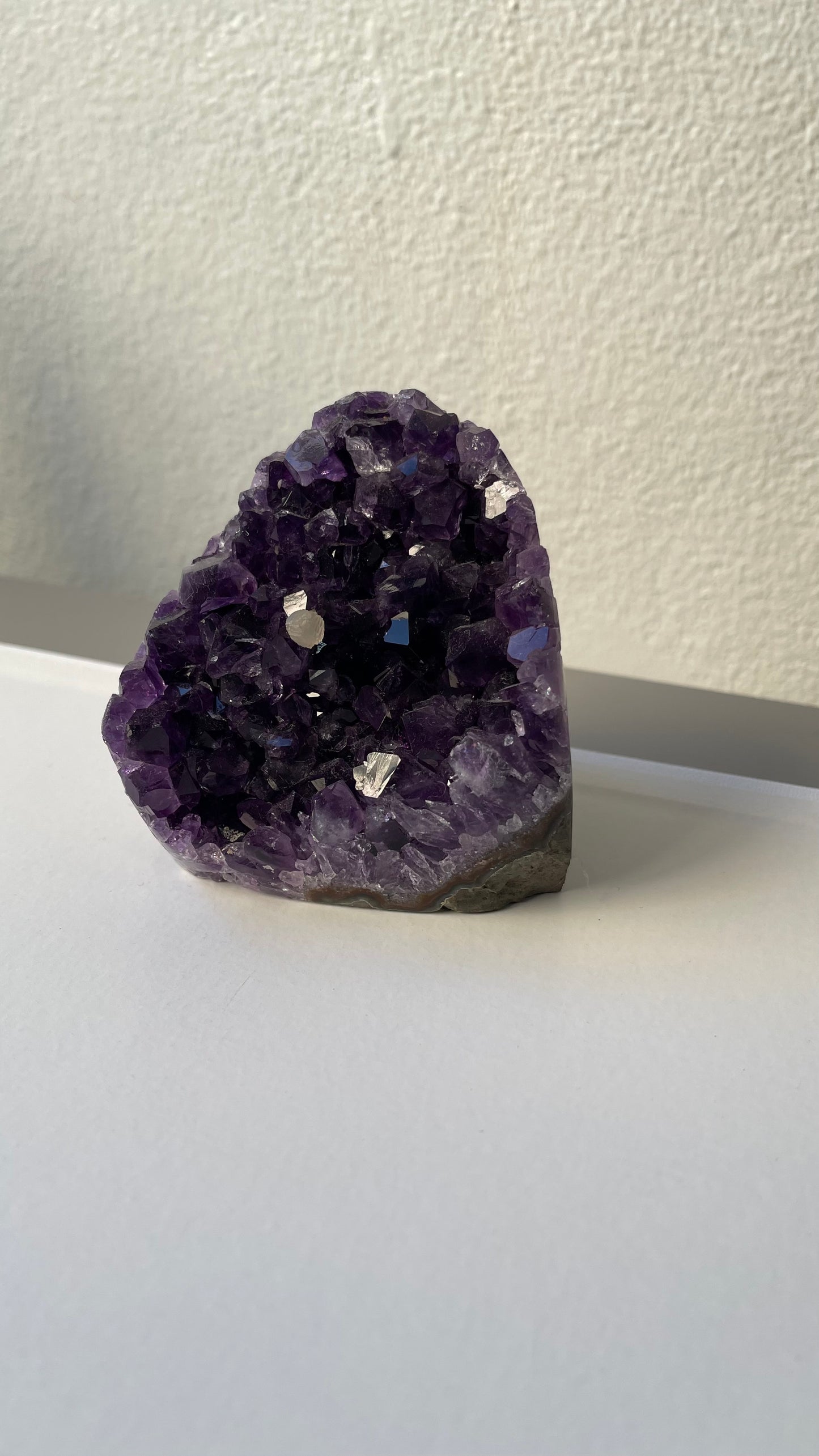 Amatista extra con una calcita blanca