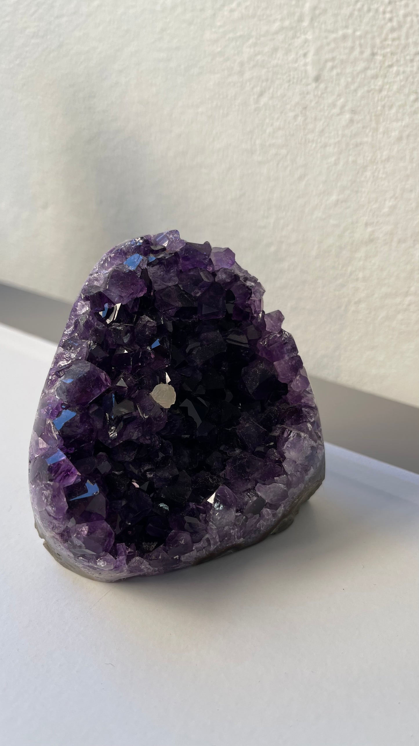 Amatista extra con una calcita blanca