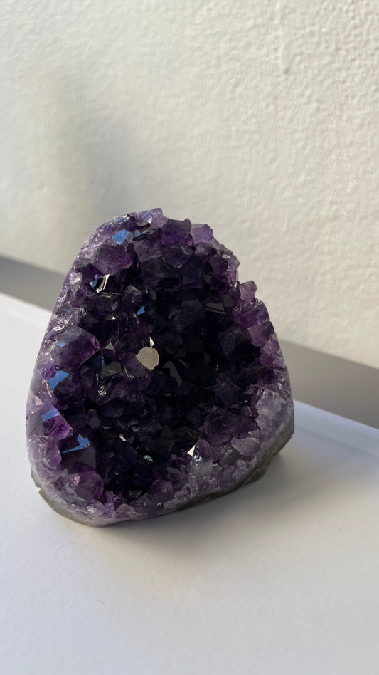 Amatista extra con una calcita blanca