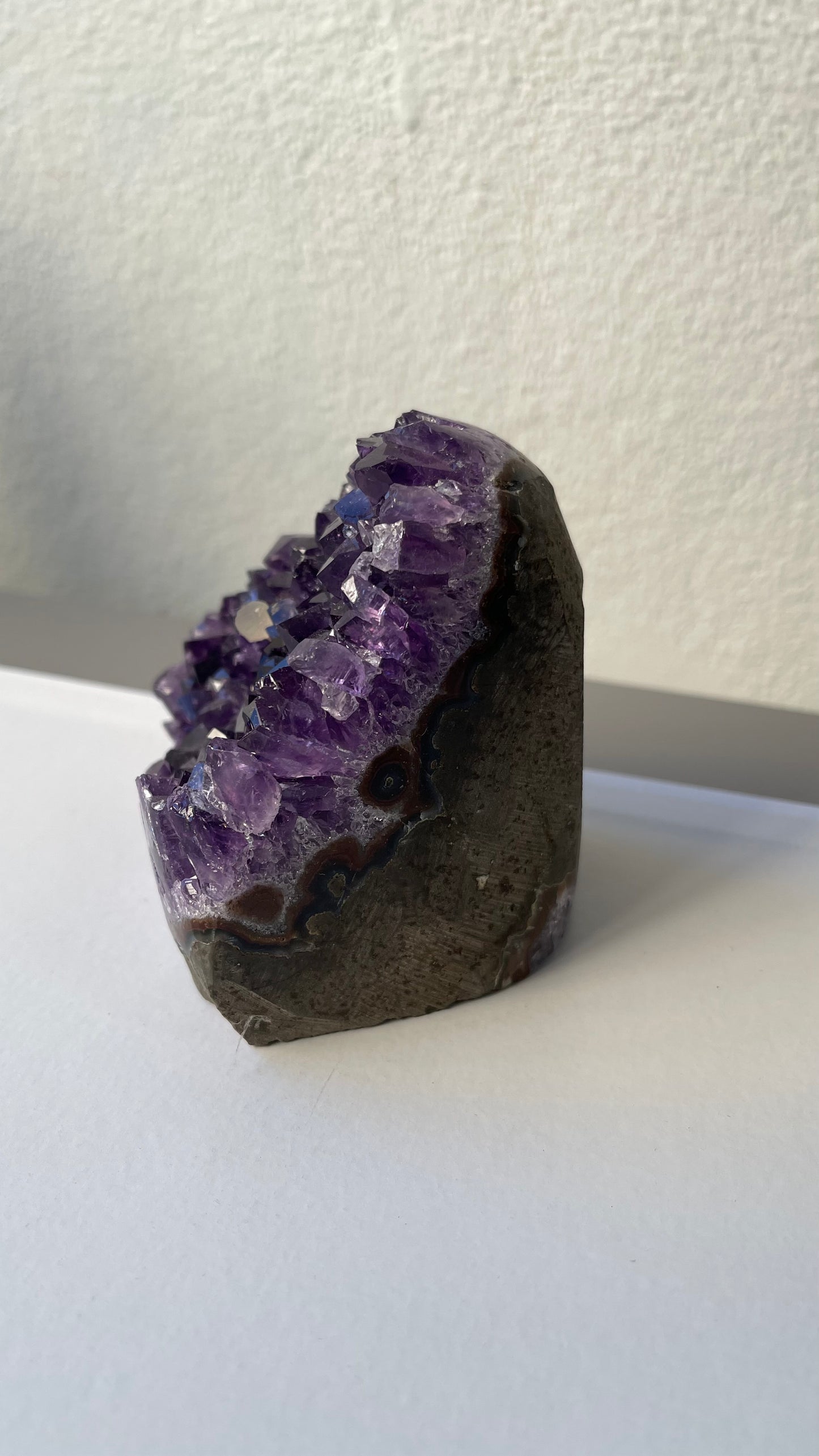 Amatista extra con una calcita blanca