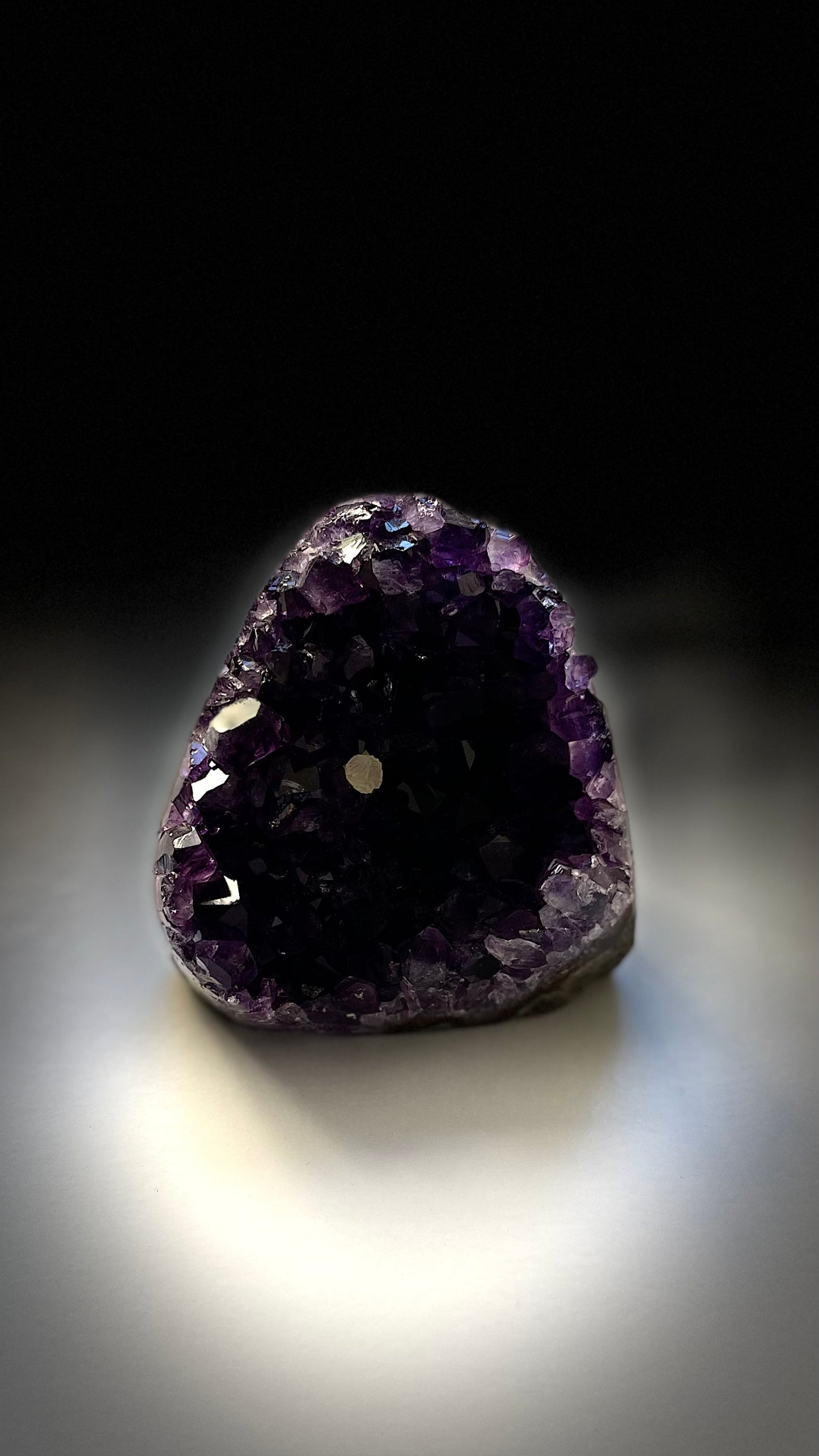 Amatista extra con una calcita blanca